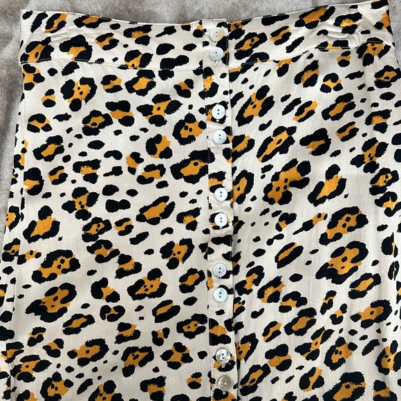 Never worn silky feel skirt with button details - Picture 4 of 7